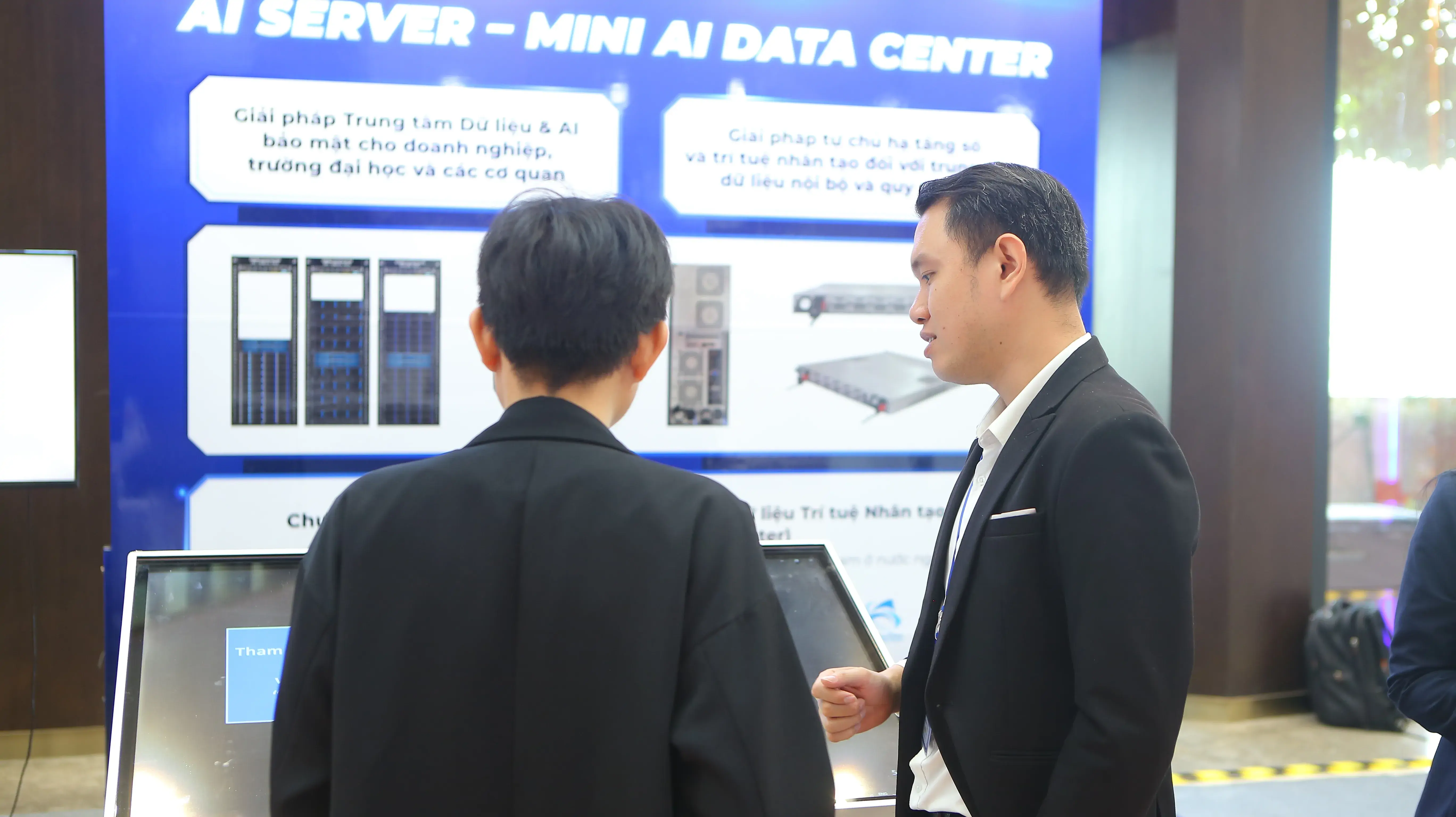  Mr. Thái Thanh Nhật (right) presents AI technology at the forum